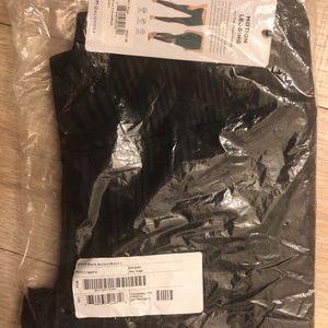 New in package- Alo motion legging Size -large